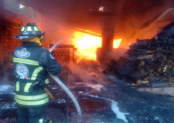 VIDEO: Arde fábrica de plásticos en Amecameca; hay tres heridos