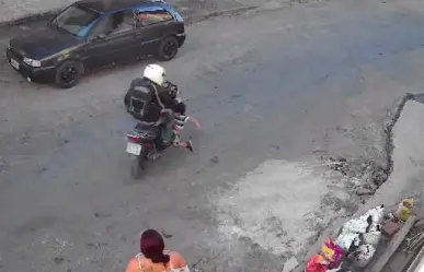 Mujer olvida a su hijo por estar en el celular, lo atropella una motocicleta