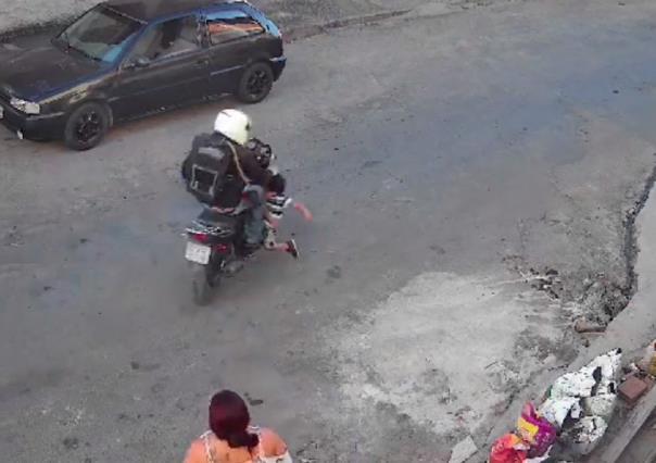 Mujer olvida a su hijo por estar en el celular, lo atropella una motocicleta