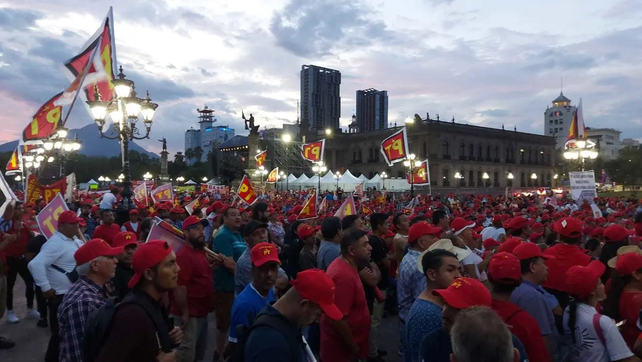 Encabeza Noroña Asamblea Popular en Macroplaza de Monterrey
