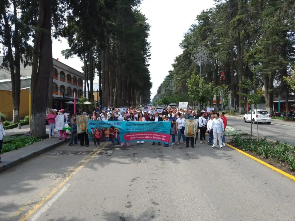 En Toluca, padres de familia salieron a las calles y protestaron contra la entrga de libros de texto gratuito, como parte del movimiento nacional. Foto: Cortesía