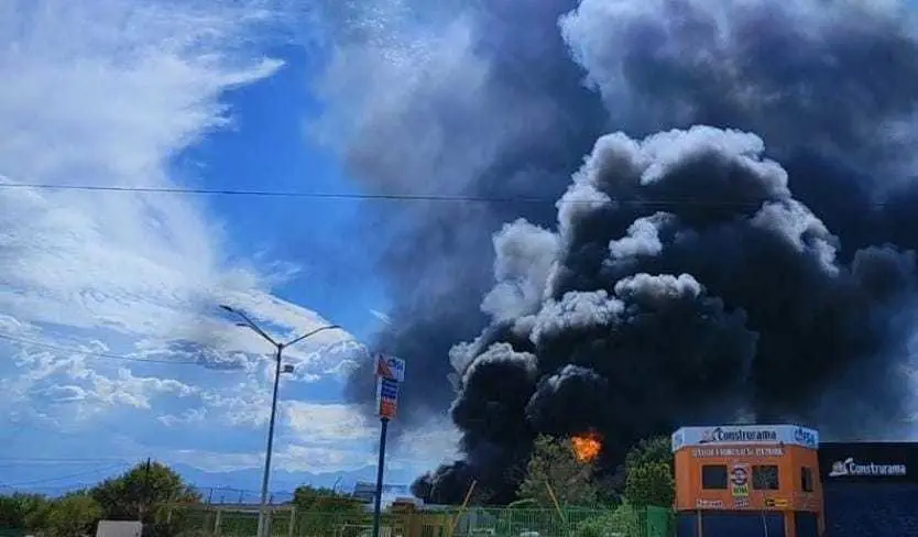 Reportan incendio en pensión de vehículos de carga en Cadereyta. Foto. Raymundo Elizalde