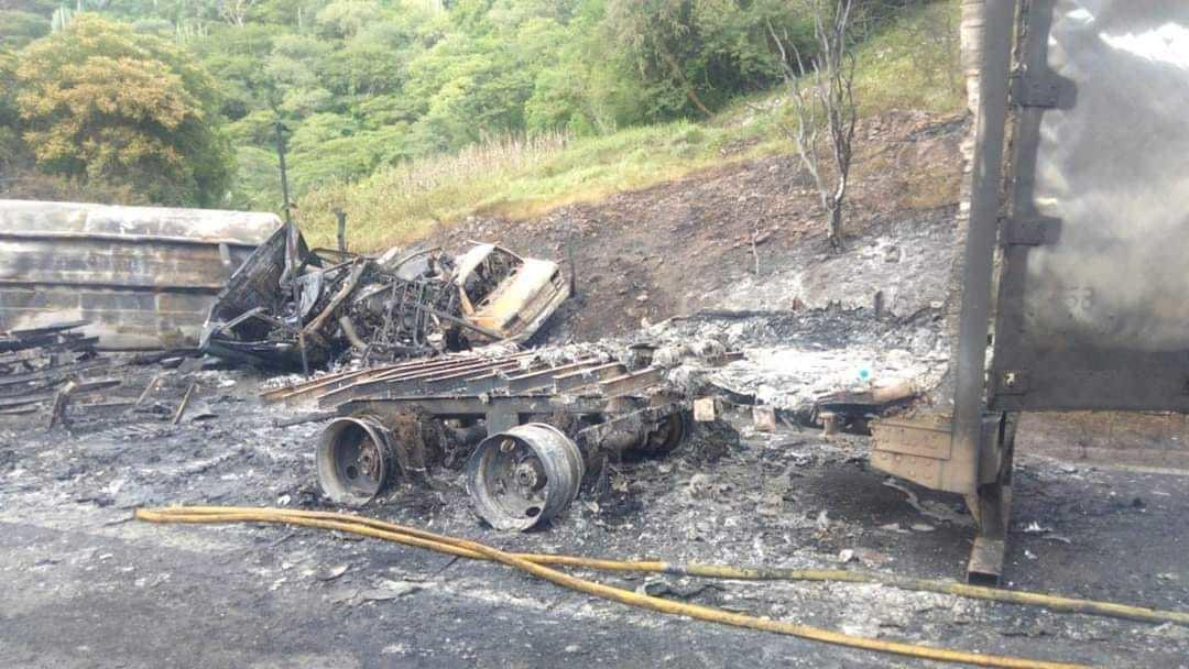 Un choque con incendio de una pipa cargada con gas, un camión de carga y aun automóvil dejó ocho muertos en la carretera federal México-Acapulco, a la altura del Platanal en Zumpango, Guerrero. Foto: Cortesía