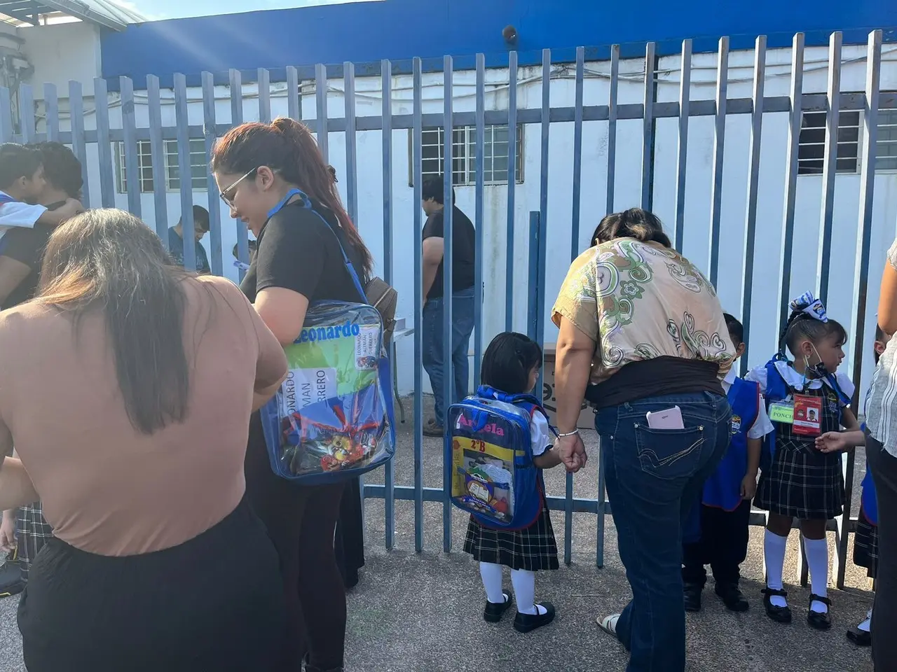 En el primer día de clases,  las familias se mostraron nerviosas y contentas.. Foto. Cynthia Pardo