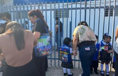 Animan padres de familia a sus hijos durante el regreso a clases