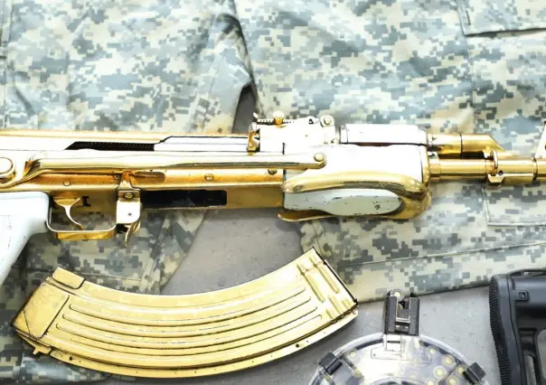 Decomisan un rifle chapado en oro entre arsenal