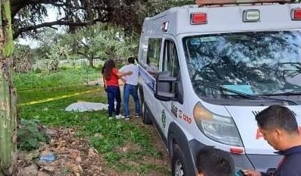 Al lugar arribaron elementos de la policía municipal quienes confirmaron que la mujer, de 60 años de edad ya no contaba con signos vitales. Foto: Facebook Enlace Huasteca TV.