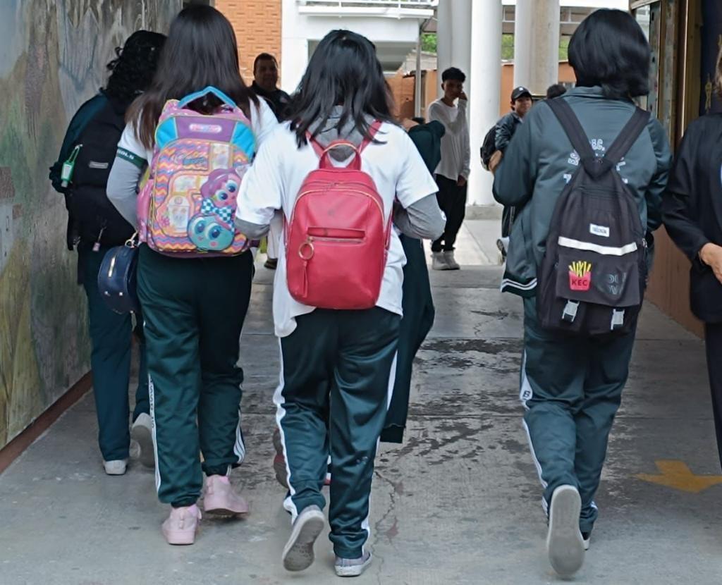 En el municipio de Valle de Chalco, más de la mitad de los estudiantes batallan para completar sus gastas educativos, por ello, las autoridades municipales otorgan apoyos a seis mil alumnos de escasos recursos. Foto: Cortesía