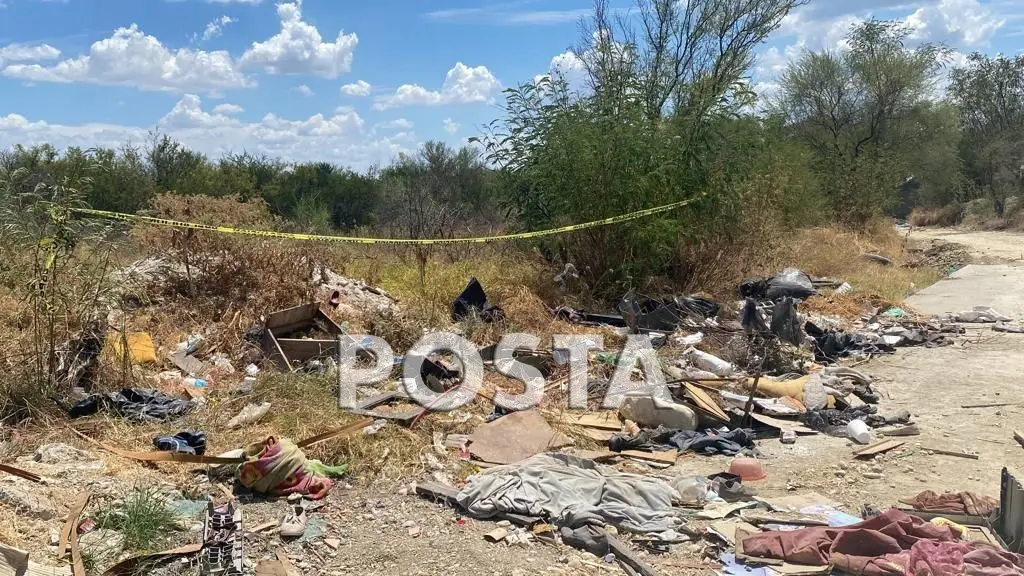 En la zona usada por vecinos como un basurero clandestino fue hallado el hombre de unos 25 años de edad, tenía huellas de tortura. Foto: Raymundo Elizalde.