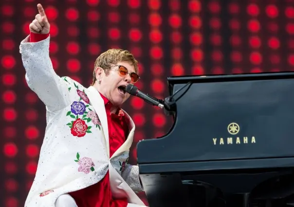 Hospitalizan a Elton John tras un accidente casero en Francia