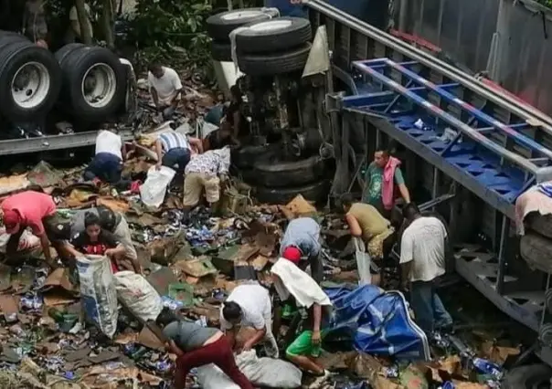 Vuelca tráiler con cerveza en Veracruz; lugareños arman rapiña