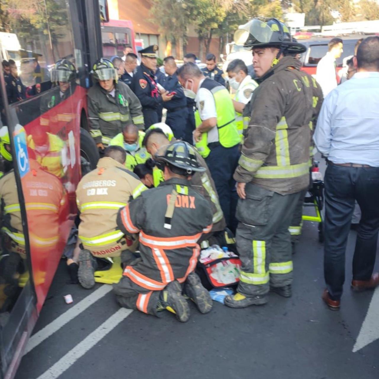 Unidad de Metrobús arrolla a mujer que intentaba cruzar la vialidad. Foto: Ramón Ramírez