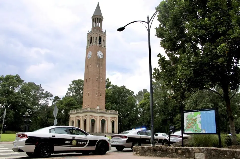 La policía responde a una denuncia  de una persona armada en el campus de la Universidad de Carolina del Norte en Chapel Hill, 28 de agosto de 2023. (AP Photo/Hannah Schoenbaum)