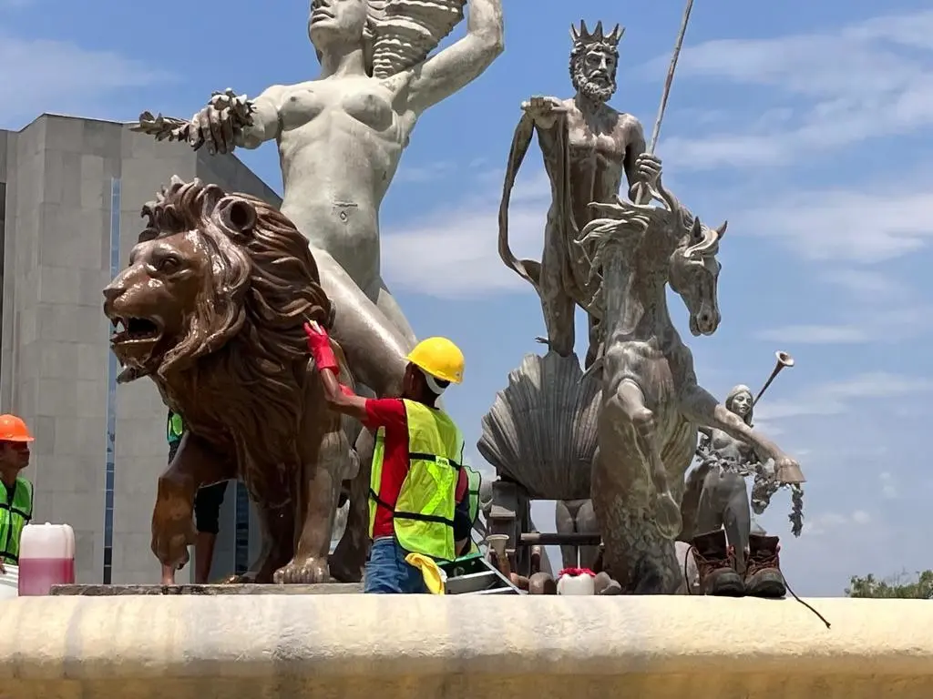 Dan mantenimiento a la fuente de Neptuno. Foto. Rosy Sandoval