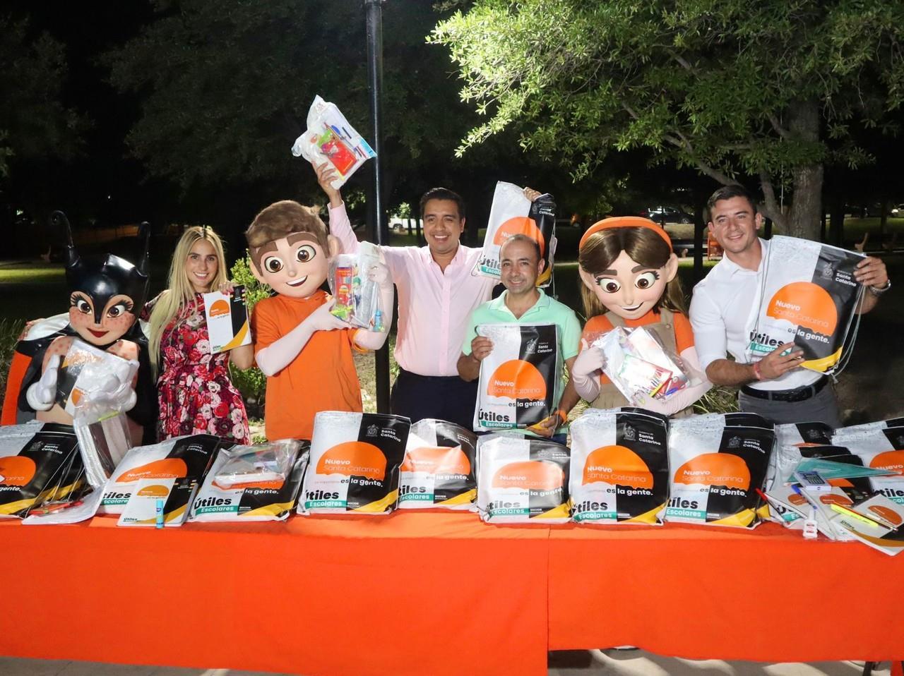 El alcalde Nava Rivera reiteró el llamado a la comunidad escolar para registrarse en la siguiente liga: https://utilesparatodos.stacatarinadigital.com/ Foto: Municipio de Santa Catarina