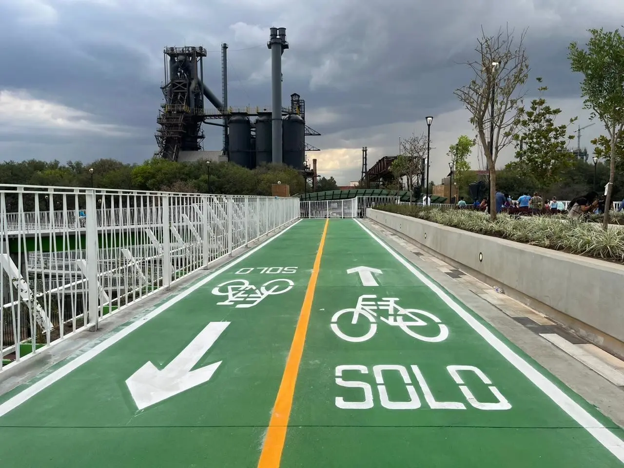 El Puente Verde, el cual conecta al Parque Fundidora con el España. Foto: Karla Omosigho.