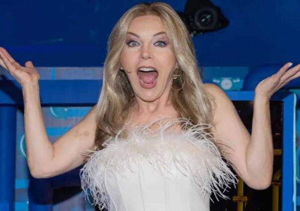 Laura Flores celebra llegada al sexto piso con sensual foto sin sostén