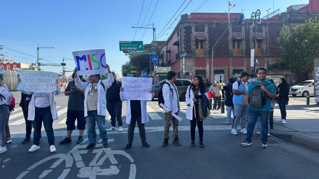 Estudiantes de la Escuela de Medicina Integral de Tlalpan cierran Eje Central