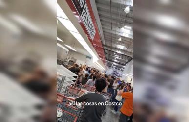 ¡Esto ya se descontroló! A gritos y empujones, pelean por pasteles de Costco