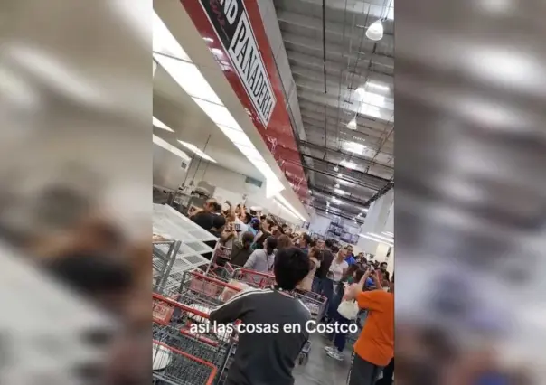 ¡Esto ya se descontroló! A gritos y empujones, pelean por pasteles de Costco