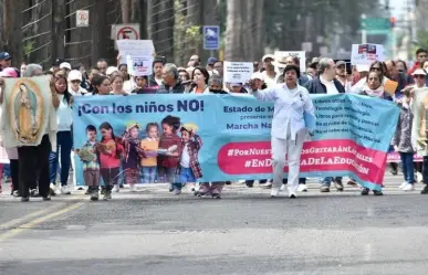 Exigen la UNPF a López Obrador respetar amparo contra entrega de libros de texto