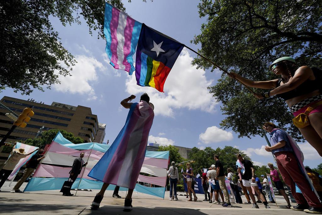 Manifestantes se congregan frente al Capitolio de Texas para protestar por una ley contra la afirmación de género que está siendo abordada en ambas cámaras del Congreso de estatal, el 20 de mayo de 2021, en Austin, Texas. (AP Foto/Eric Gay, archivo)