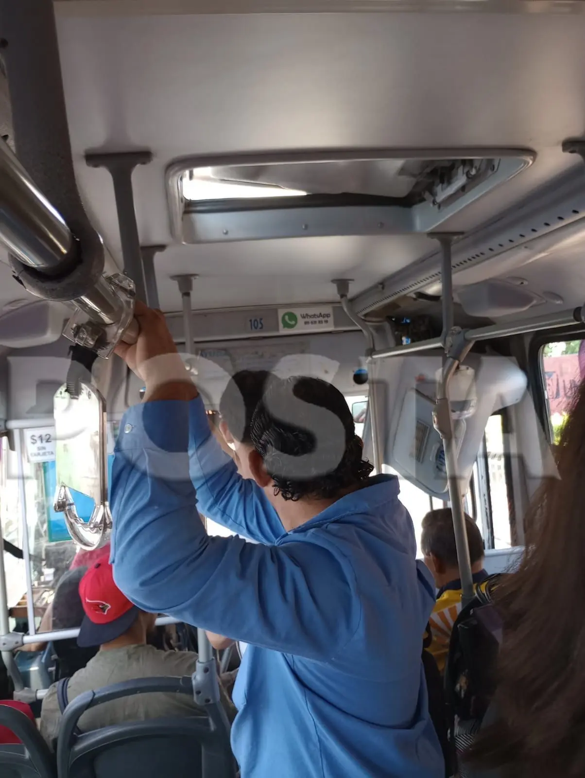 ¡Se cae a pedazos! Pasajeros se la rifan en ruta 223 de Juárez, Nuevo León