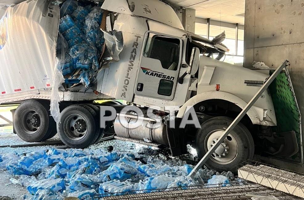 El vehículo, que transportaba una carga de botellas plásticas llenas de agua, no pudo detenerse a tiempo y se estrelló contra la estructura en construcción. Foto: Raymundo Elizalde.