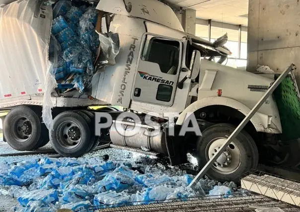 Choca tráiler de carga contra edificio en construcción en Monterrey