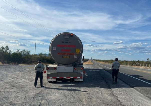 Cae operador de tractocamión con 55 mil litros de combustible en Nuevo León