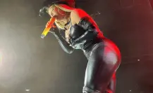 Revive Chiquis Rivera a Jenni al cantar Paloma Negra en la Arena Monterrey