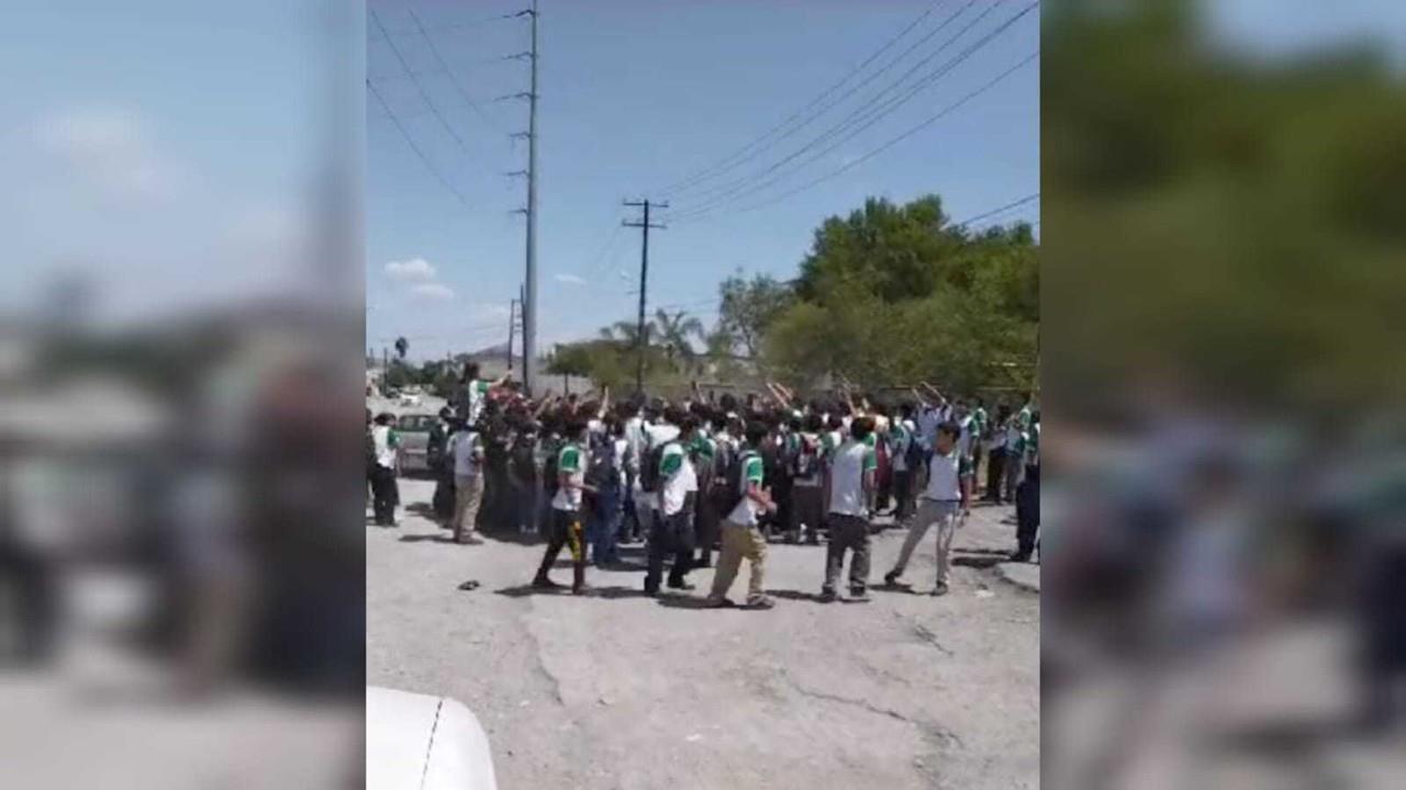 A través de videos difundidos por vecinos de la colonia Guadalupe Victoria, se puede ver como los alumnos corrían por las vialidades aledañas a la avenida Eloy Cavazos y Serafin Peña. Foto: Captura de pantalla