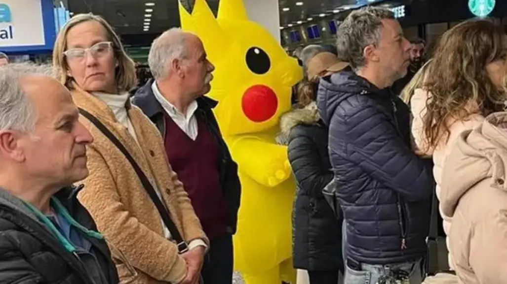 Echan a Pikachu de aeropuerto; estropean sorpresa a mujer