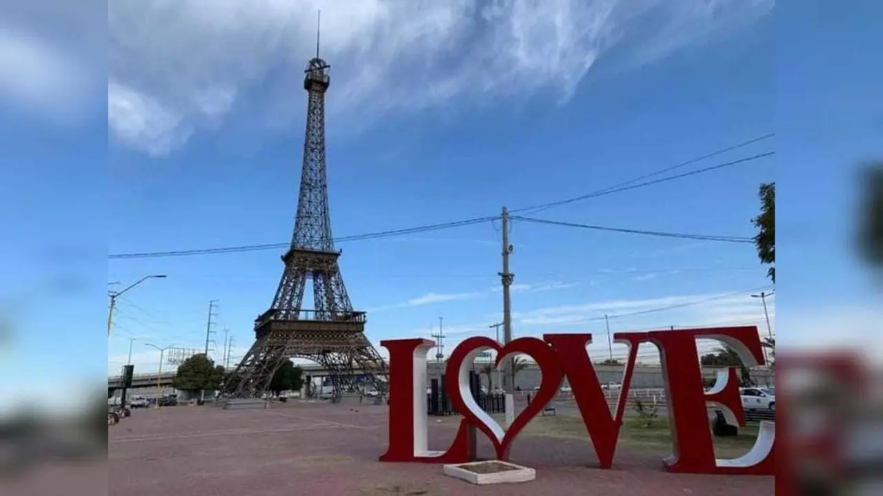 La Torre Eiffel de Gómez Palacio cuenta con una altura de 68 metros. Foto: Facebook Ayuntamiento de Gómez Palacio.