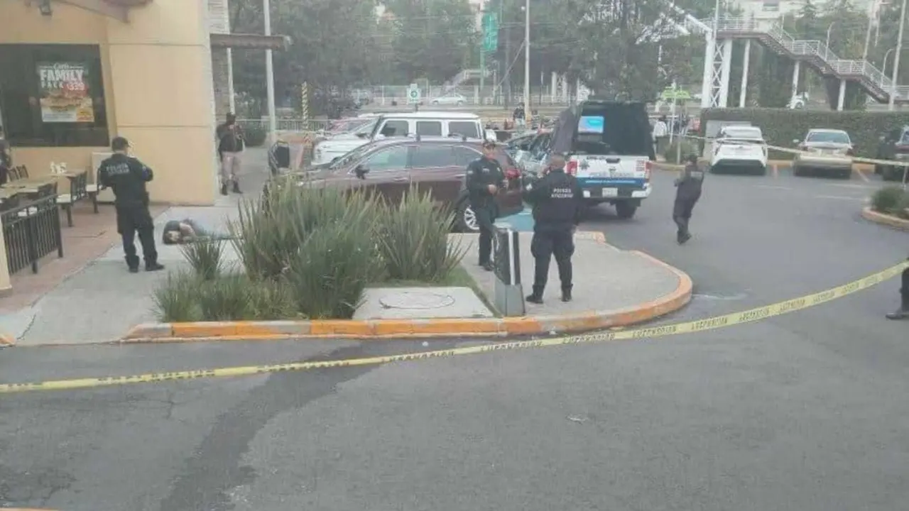 Asesinan a un hombre a balazos cuando salía de un restaurante en la zona Esmeralda de Atizapán. Foto: Cortesía