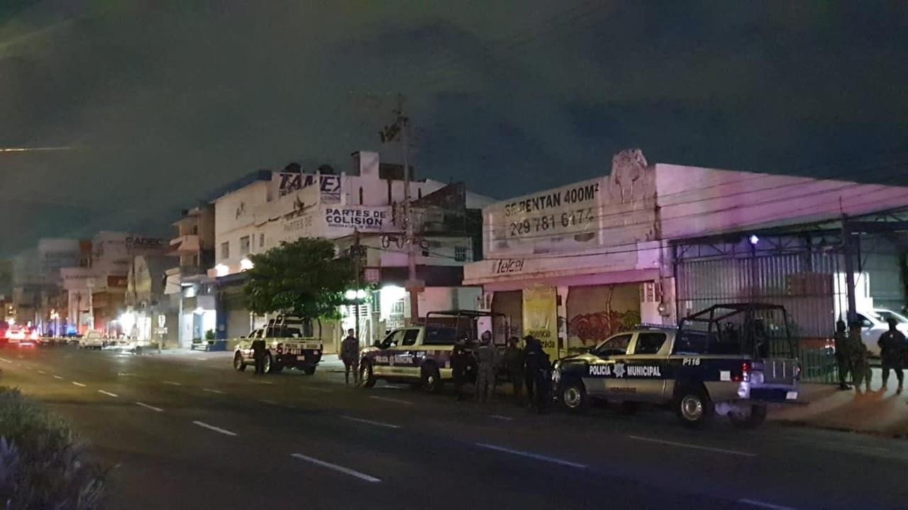 Los propios empleados del autolavado pidieron el apoyo de las fuerzas de seguridad por la presencia de gente armada. Foto: Especial.