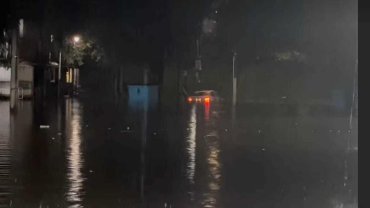 Periférico Norte en Echegaray, zona de Lago de Guadalupe y Avenida López Portillo, en Naucalpan, fueron de las vías más afectadas por las inundaciones causadas por la lluvia de este 31 de agosto. Foto: Cortesía