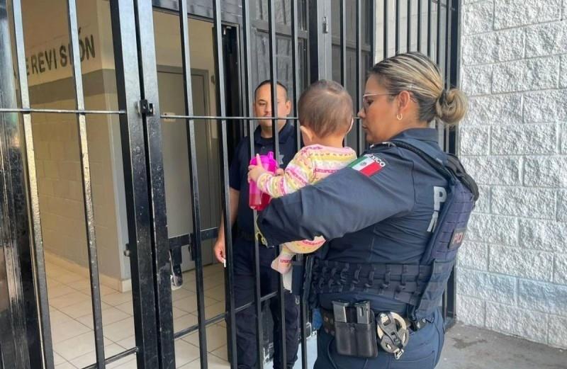 Elementos de la Secretaría de Seguridad Pública Municipal pertenecientes al Distrito Poniente resguardaron a la niña Ángela. Foto: Especial.