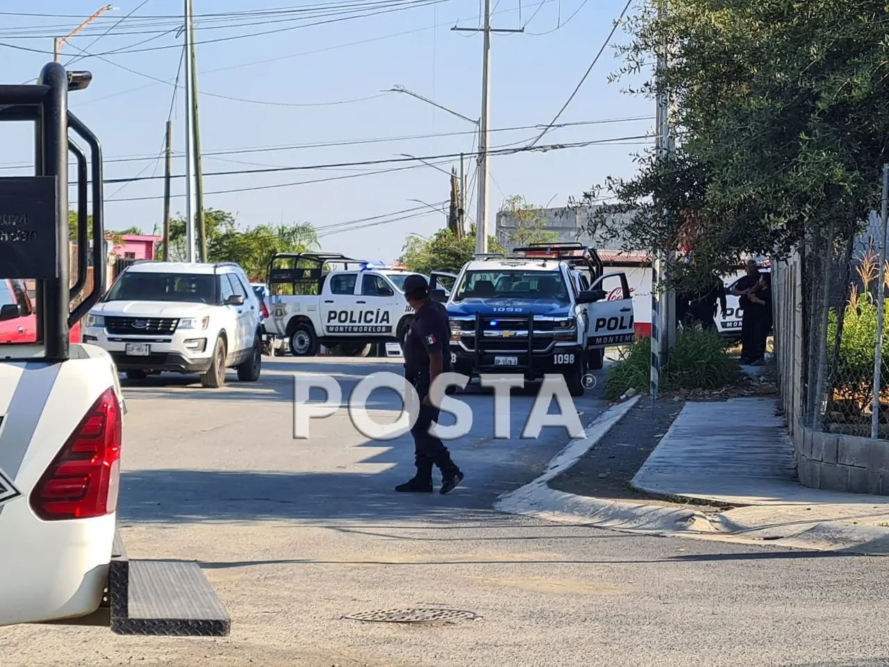 Cuando viajaba en un auto compacto con logos de la corporación de investigación estatal en Montemorelos, delincuentes dispararon a un trabajador de la Fiscalía. Foto: Especial/ POSTAMX