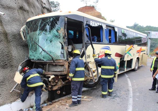 Choca autobús con pasajeros israelíes en la carretera Toluca-Zitácuaro