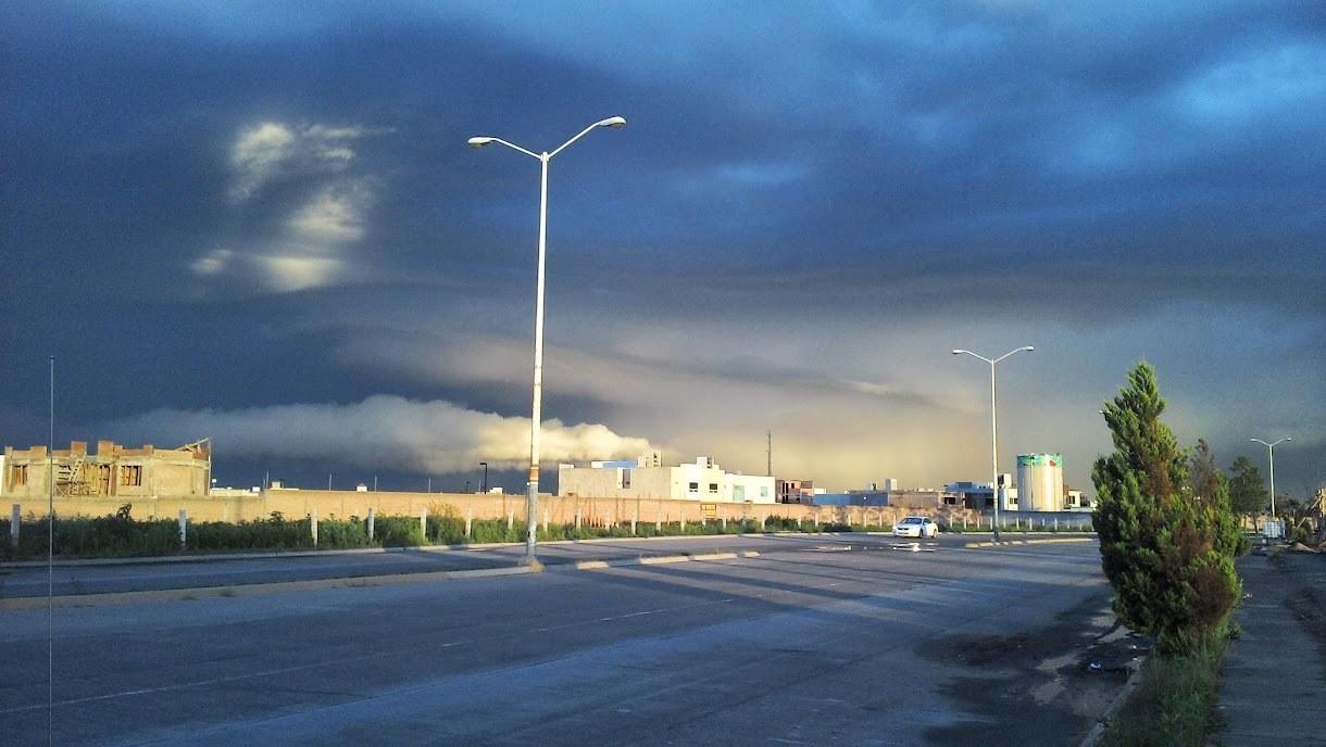 La Conagua advirtió lluvias fuertes a muy fuertes, chubascos, descargas eléctricas y rachas de viento en 5 estados, incluyendo Durango. Foto: Lorena Ríos