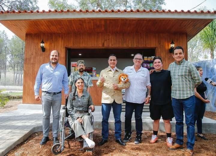 El alcalde Toño Ochoa mejoró las condiciones en las que vivían los lobos, adaptandoles un nuevo hábitat. Foto: Cortesía.