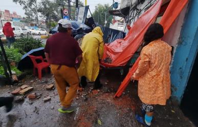 Colapsa marquesina y deja a dos personas heridas en Venustiano Carranza