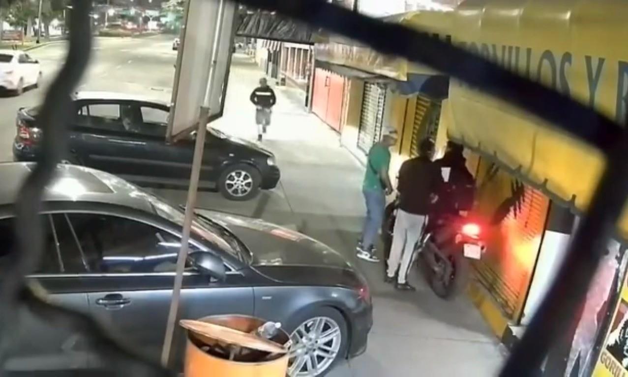 En segundos roban motocicleta a joven en Iztapalapa. Foto: Captura de pantalla