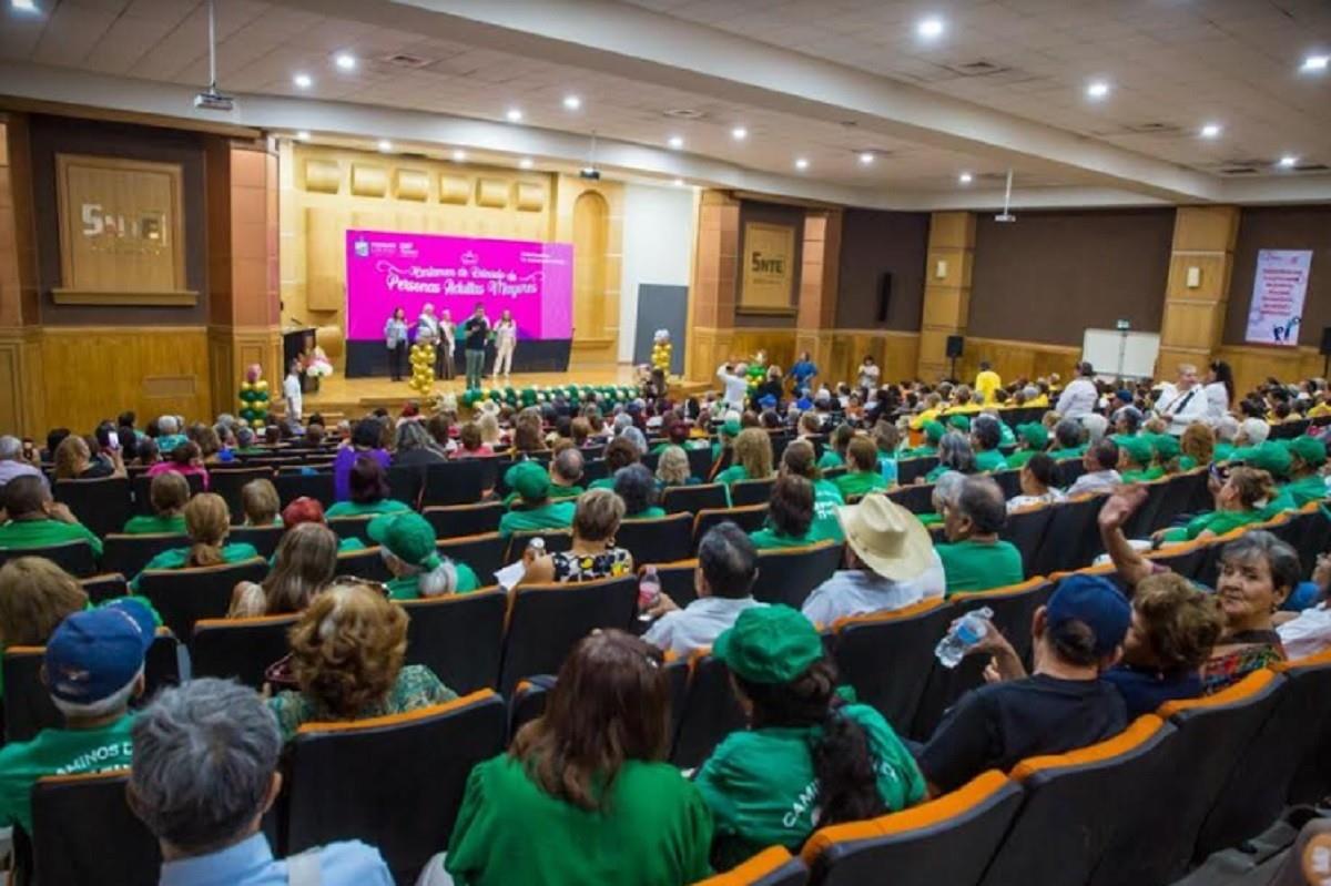 Coronan a abuelitos de casas club en Guadalupe
