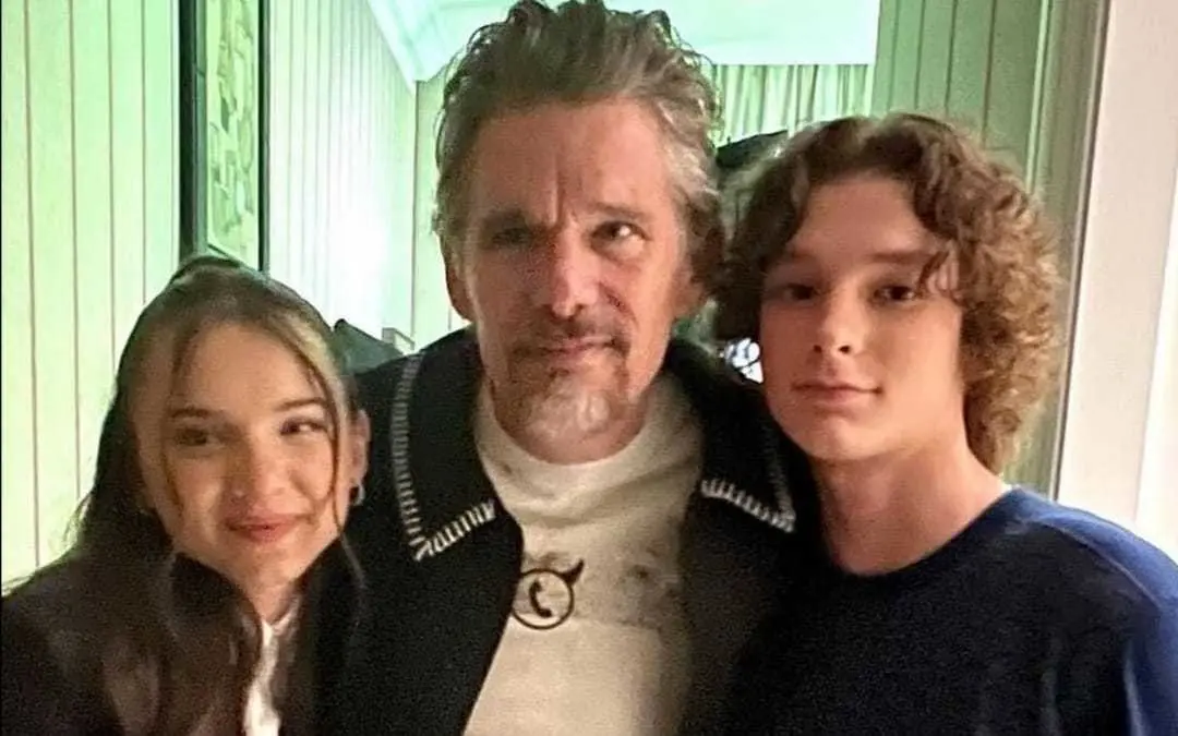 Mason Thames y Madeleine McGraw junto a Ethan Hawke. Foto: Instagram