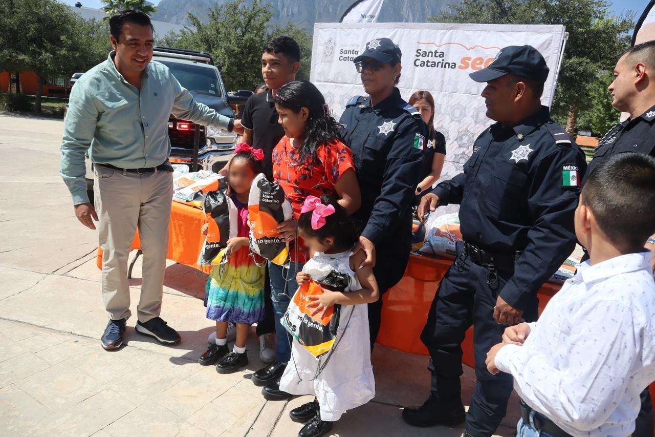 Los oficiales y sus hijos agradecieron el apoyo por parte del alcalde Jesús Nava, pues la entrega de los útiles escolares representa un significativo ahorro en el bolsillo. Foto: Municipio de Santa Catarina