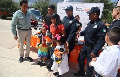 Entrega Jesús Nava útiles escolares a 876 hijos de policías de Santa Catarina