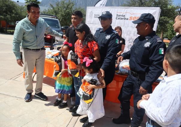 Entrega Jesús Nava útiles escolares a 876 hijos de policías de Santa Catarina