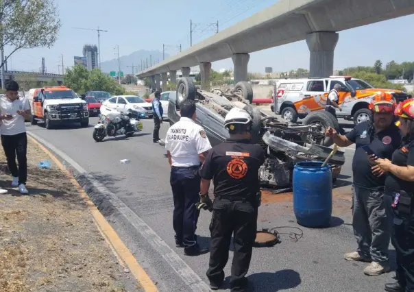 Vuelca camioneta en la avenida Morones Prieto de Guadalupe